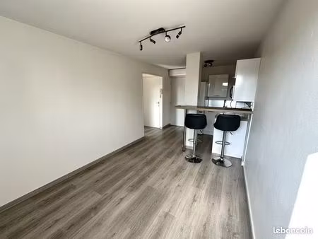 f2 de 29m² entouré de verdure avec parking