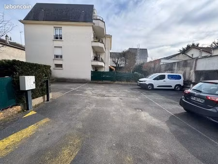 place de parking extérieur livry