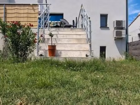 maison familiale récente avec extérieur