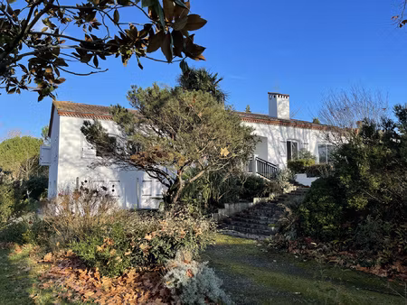 superbe maison t6 sur 2000 m2 de jardin