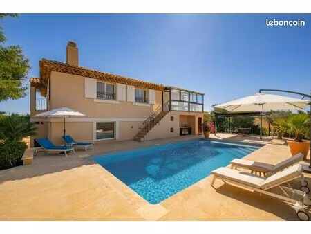 très bel appartement entièrement meublé et équipé avec sa piscine privée et ses terrasses 