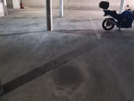 place parking à louer 13005. 115 / mois + charges