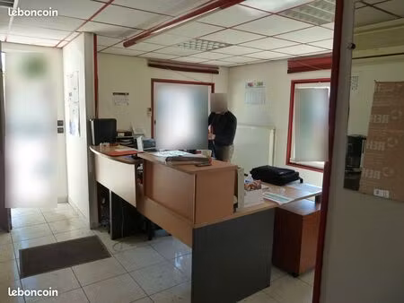 local artisanal entrepôt sécurisé avec bureaux et atelier/entrepôt + terrain clos à tourne
