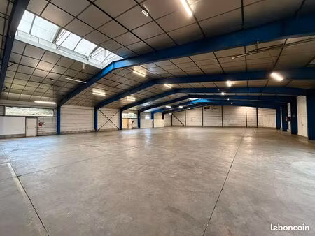 local 2000 m² langueux