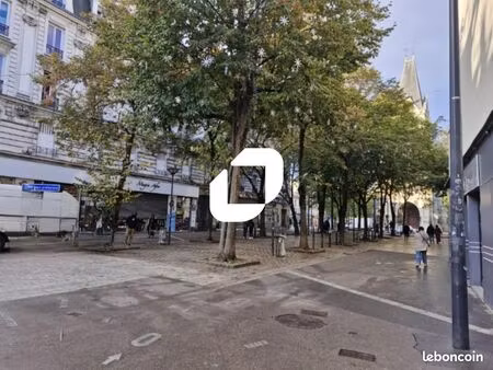 local commercial 64 m²