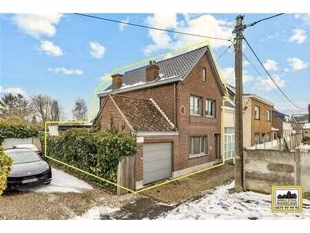 maison jumelée avec 3 chambres et un jardin verdoyant  prête