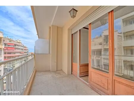 antibes port vauban type3 rénové traversant avec 2 balcons et parking