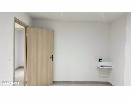 local professionnel entièrement refait à neuf - libre