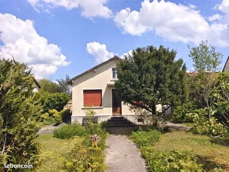 sur un terrain constructible de 495 m² petite maison de plein pied d’une superficie de 51.