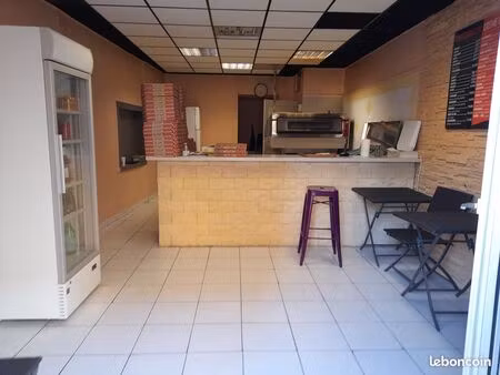 mur local commercial occupé