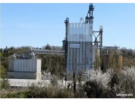 ensemble bâtiments industriels + terrain