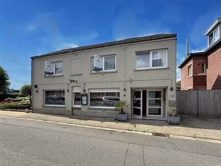 propriété commerciale unique avec logement  grande salle de