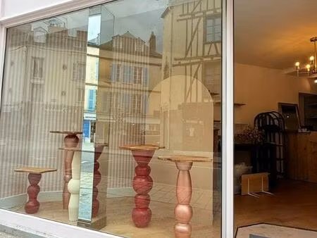 location local commercial