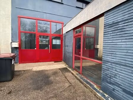 mirecourt : grand local commercial et professionnel