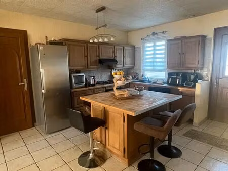 pavillon avec le nécessaire en plain pied