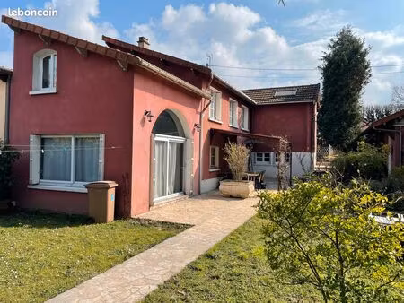 charmante maison de 145 m2 avec un jardin arboré et dépendance proche de la gare