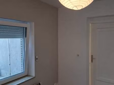 petit appartement modeste plein pied remis en état.