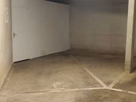 grande place de parking couverte