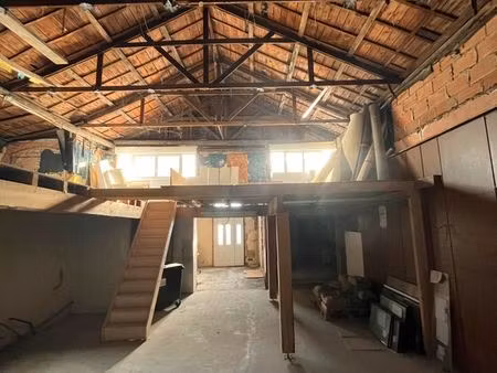 local de 150m² avec mezzanine et parking– idéal artisan / stockage