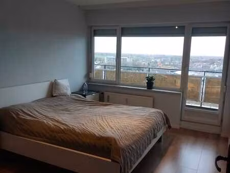 appartement lumineux de 2 chambres avec grande terrasse