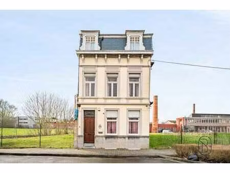 grande maison de maître avec 4 ch. et jardin de ville !