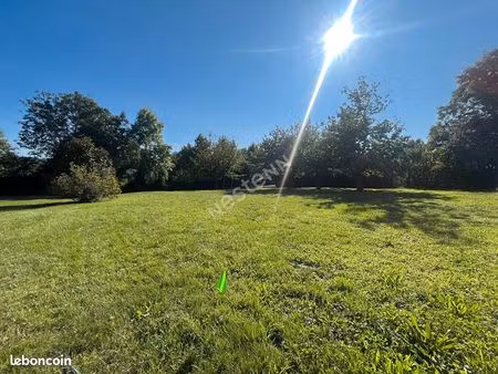 terrain 817 m² royas