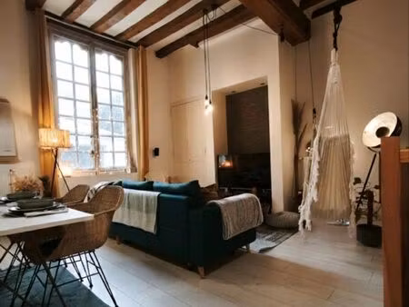 t3 duplex de charme 69m² – volumes & poutres – hyper-centre