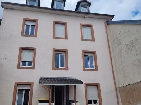 je vends cet immeuble a montbéliard proche commerces bus école  parking privé  cave entièr