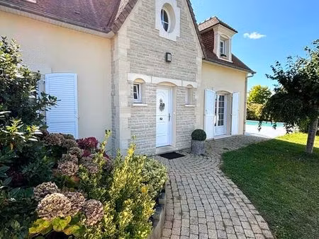 maison 162 m² avec piscine chauffée   terrain 1000 m² - proche de caen - 2 000 £/mois