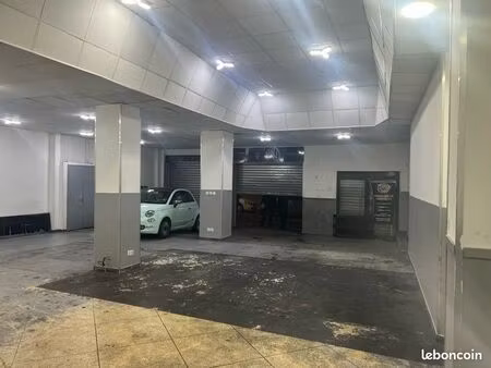 à louer grand local commercial de 200 m² carré