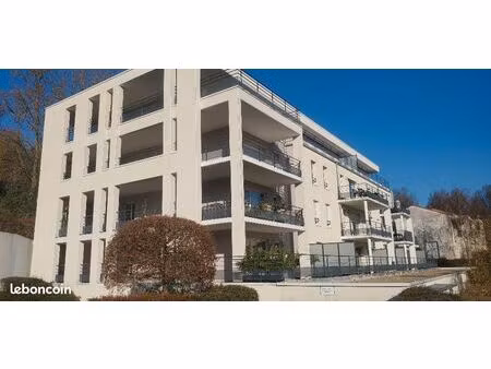 app. f2 55m² – terrasse 16m² – balcon 6m² – garage 28m² – 2010 – dispo début mars 2026