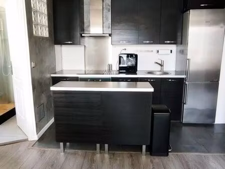 2 pièces dernier étage avec balcon proche métro