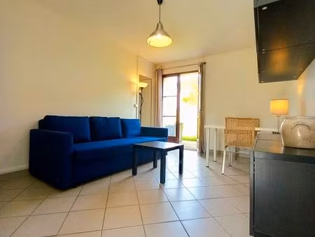 deux pièces meublé eau et taxes ordures ménagères comprises avec terrasse et grands espace