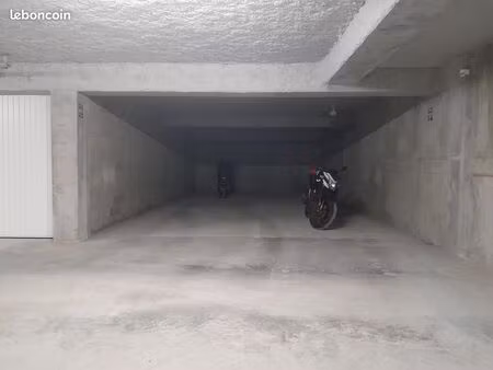 parking double dans garage résidence sécurisé à fermer