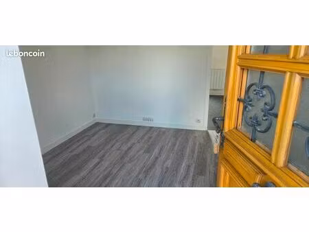 f2 de 25m2 etrechy centre ville