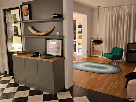 appartement rénové dans maison. de ville