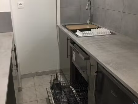 loue t2 refait à neuf + cave + garage + place en plus  internet par fibre sur les hauteurs