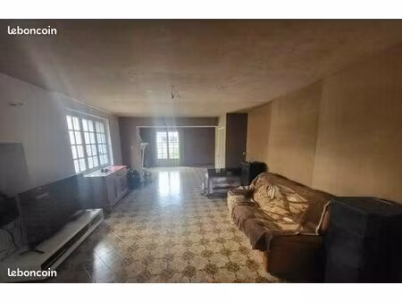 maison et dépendance et entrepôt