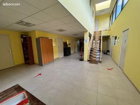 bâtiment de bureau et local de stockage