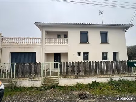 maison rénovée avec terrasse et jardin arboré – aiguillon