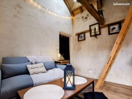 très jolie maisonnette en pierre meublée