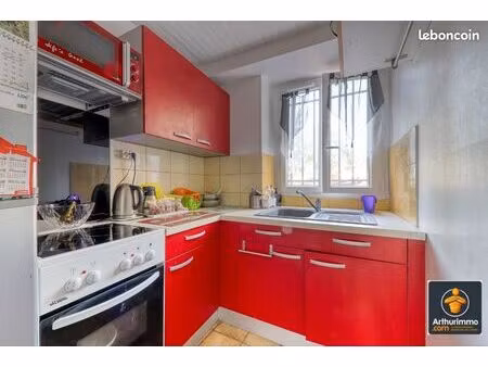 f2 proche rer d meublé