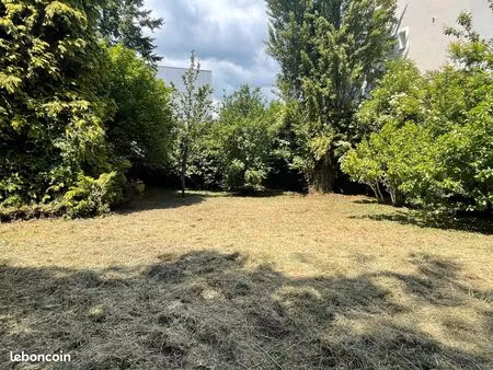 terrain constructible de 855m²