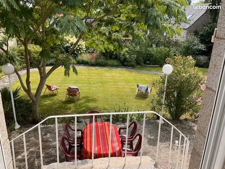 belle propriete en ville au calme 1600 m2 constructible avec demeure de maître en pierres 