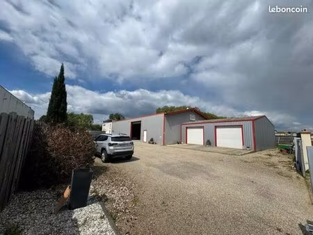 super local commercial 1000m2 bureaux 100m2 + hangar 400m2 + parking clos 500m2