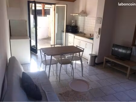 maison t2 meublée avec cour  local individuel et climatisation