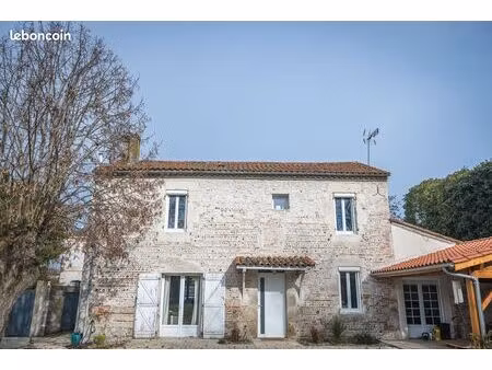 maison en pierre de 190 m² située à colayrac-saint-cirq  sur un terrain clos et arboré de 