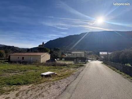 terrain 696m² - vue dominante - permis ok à pierrelongue