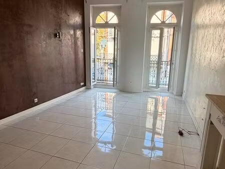 appartement t3 duplex. plein centre de carbonne. commodités à deux pas. gare et autoroute 