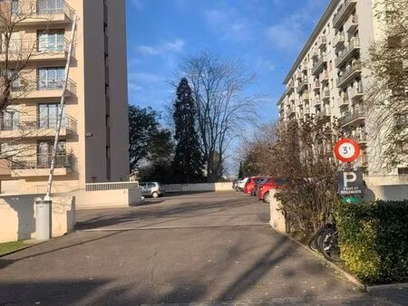 place de parking extérieur